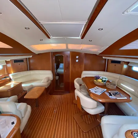 Botel Jeanneau Sun Odyssey 54 Ds Lulu' *